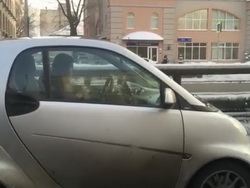 Россиянка, вяжущая на спицах за рулем, удивила англичан