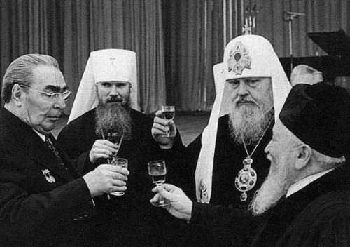 Почему в СССР религию уничтожали, а сейчас развивают?