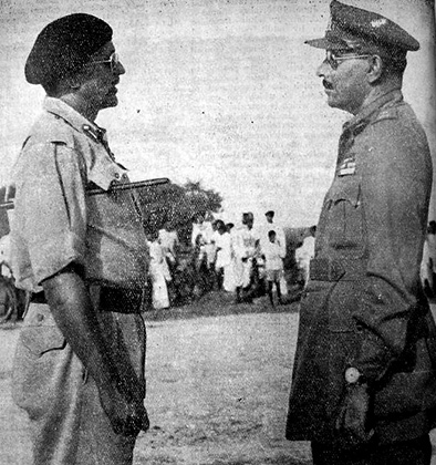 Командующий хайдарабадской армией генерал-майор Эл-Эльдроос (справа) капитулирует перед индийскими войсками
