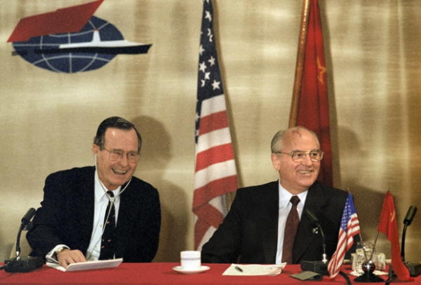 Президент США Джордж Буш-старший и Генсек ЦК КПСС, Председатель Верховного Совета СССР Михаил Горбачев на совместной пресс-конференции. 3 декабря 1989