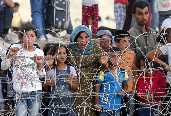 Беженцы из курдского города Кобани на границе с Турцией 25 июня 2015 года
