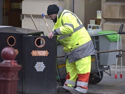 Следить за здоровьем британских пенсионеров поручат мусорным бакам