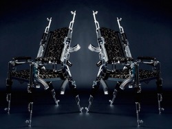 Австрийский дизайнер сделал стулья из АК-47