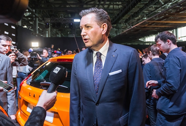 Президент ОАО «АвтоВАЗ» Бу Андерссон (в центре) во время церемонии запуска автомобиля Lada Xray в серийное производство на заводе ОАО «АвтоВАЗ».