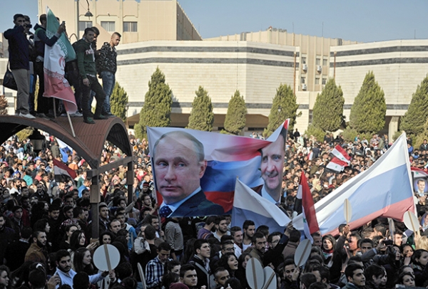 Митинг студентов университета «Баас» в Хомсе в поддержку операции Воздушно-космических сил РФ в Сирии