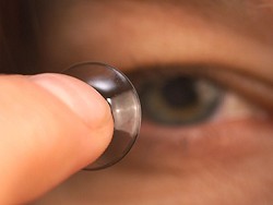 Микрофлора глаз носящих контактные линзы людей удивила ученых