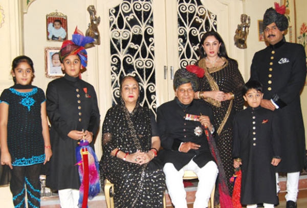 Принцесса Дийя Кумари (стоит) со своей семьей 