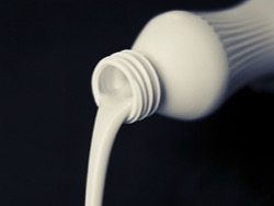 В молоке нескольких производителей на Урале обнаружены антибиотики