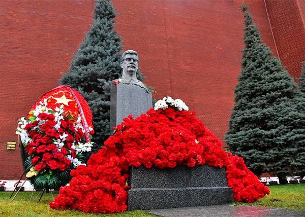Две гвоздики для товарища Сталина, 21.12.2015|Фото: vk.com