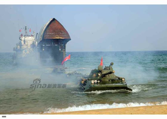 Северная Корея продемонстрировала самый секретный плавающий танк в мире