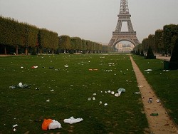 Японские туроператоры убирают мусор с улиц Парижа