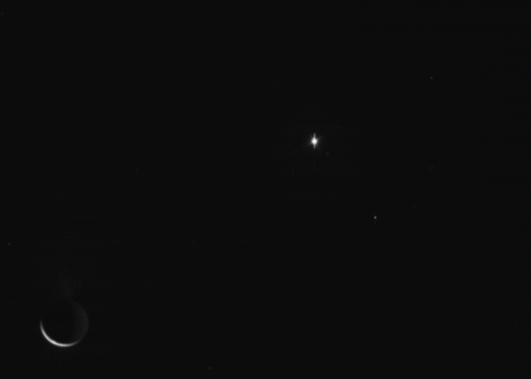«Кассини» заснял Энцелад на фоне пояса Ориона