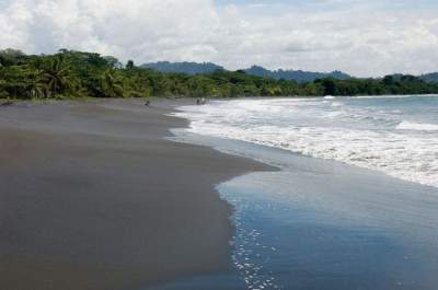 Удивительное зрелище: пляжи с черным песком. Фото