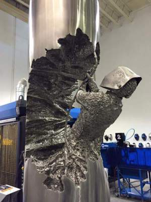 Сварщик создает впечатляющие скульптуры из стали. Фото