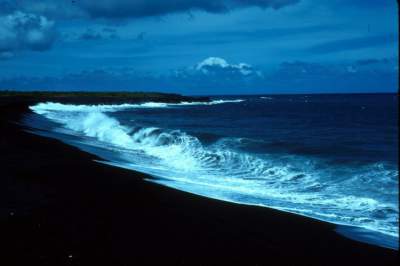 Удивительное зрелище: пляжи с черным песком. Фото