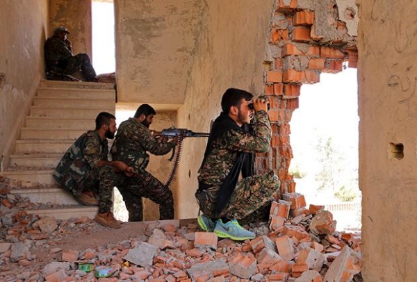 Сирийские курды боролись против террористов и войск официального Дамаска за контроль над своими землями. В марте 2016 года они провозгласили федерацию на севере страны