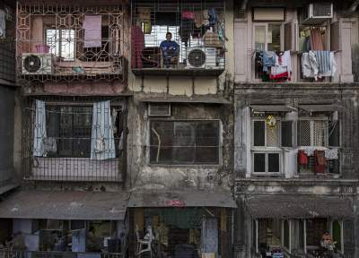 Город контрастов: жизнь бедняков и богачей в Мумбаи. Фото