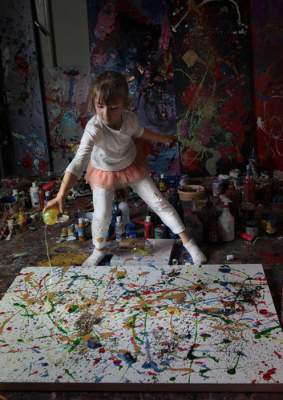 Яркие картины самой маленькой художницы в мире. Фото