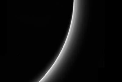 Опубликованы уникальные снимки "сияющих" кратеров Плутона