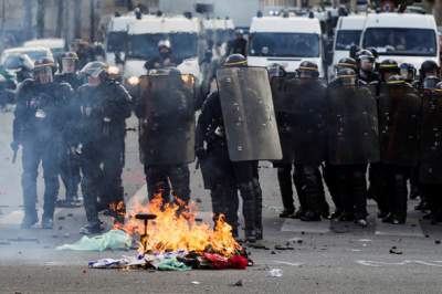Массовые протесты во Франции: десятки пострадавших