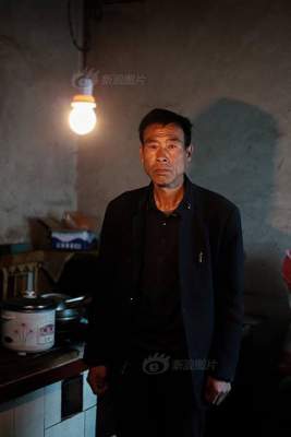 Этот мужчина десять лет живет в заброшенной деревне. Фото