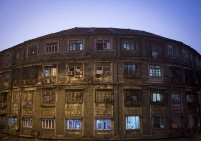 Город контрастов: жизнь бедняков и богачей в Мумбаи. Фото