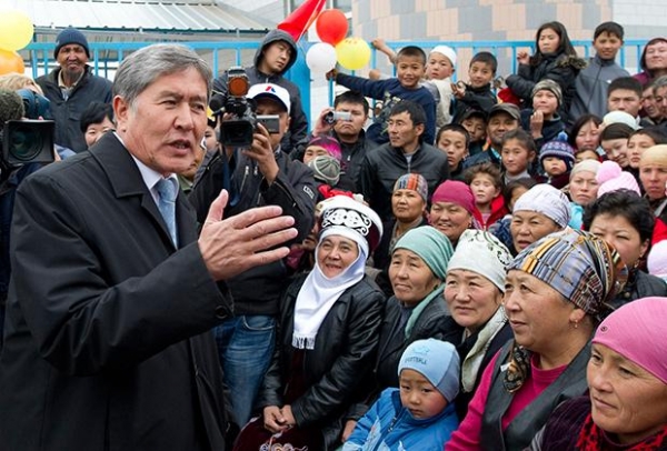 Кандидат в президенты Кыргызстана Алмазбек Атамбаев встречается с избирателями, октябрь 2011 года