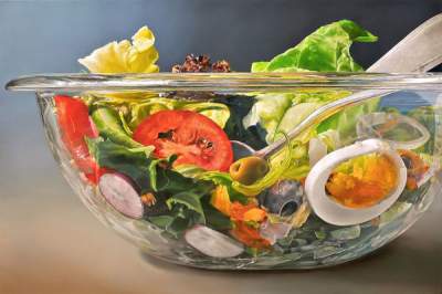 Художник создает реалистичные изображения еды. Фото