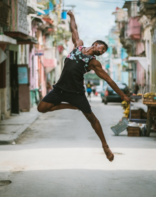 Фотограф показал уличный кубинский балет. Фото