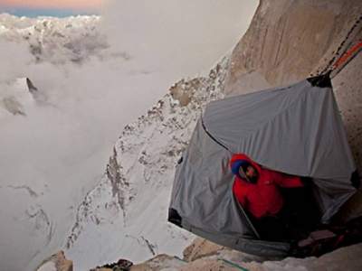 Рискованная ночевка альпинистов в горах. Фото