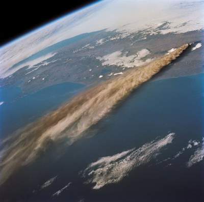 Так выглядит извержение вулкана из космоса. Фото