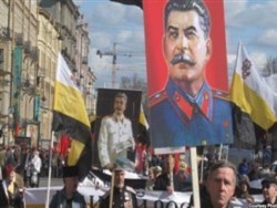 Атрибуты 9 мая: праздничные наклейки на бананах и портреты Сталина