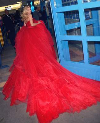 Вера Брежнева покрасовалась в шикарном красном платье