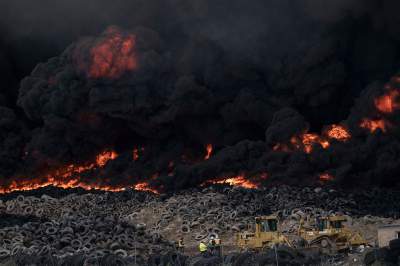 "День стал ночью": как горела крупнейшая свалка автопокрышек в Европе. Фото
