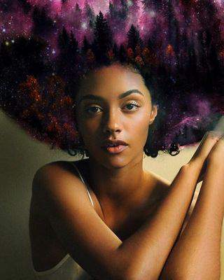 Художник рисует женщин с космосом в волосах. Фото