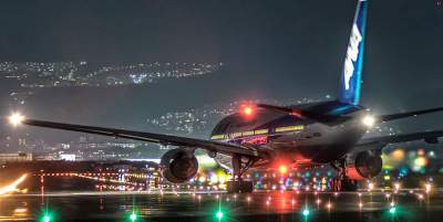 Потрясающие снимки самолетов в ночных огнях. Фото