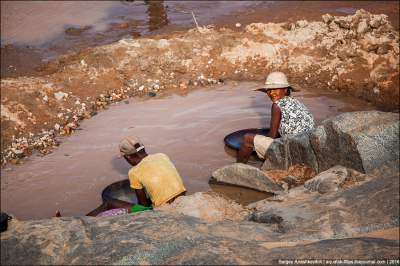 Так на Мадагаскаре добывают золото. Фото