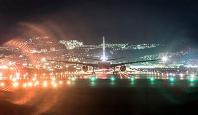 Потрясающие снимки самолетов в ночных огнях. Фото