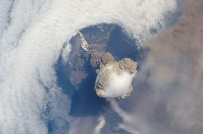 Так выглядит извержение вулкана из космоса. Фото