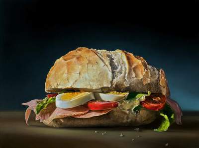 Художник создает реалистичные изображения еды. Фото
