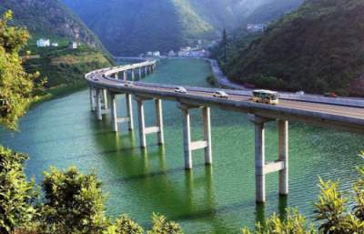 Инженерное чудо: в Китае построили первый в мире мост вдоль реки. Фото