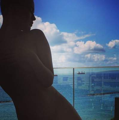 Синее море и голая Даша Астафьева: певица показала пикантные фото