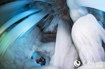 Холодная красота «Ледяной пещеры» в горах Китая. Фото