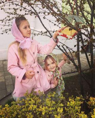 Наталия Ионова похвасталась пасхальными фото с дочками