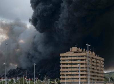 Испанский город "задыхается" из-за горящих шин