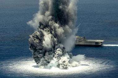 В США военный корабль испытали взрывом