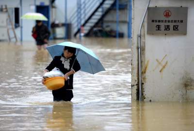 Китай "тонет": от проливных дождей уже пострадали около 400 тыс. человек