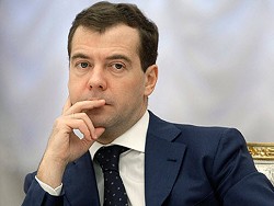 К Дмитрию Медведеву обратились с просьбой помочь в реализации спиртного