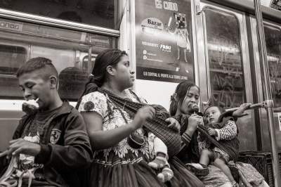 Фотограф показал будни в метро в разных странах мира. Фото
