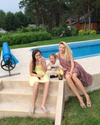 Оля Полякова порадовала фанатов свежей семейной фотографией